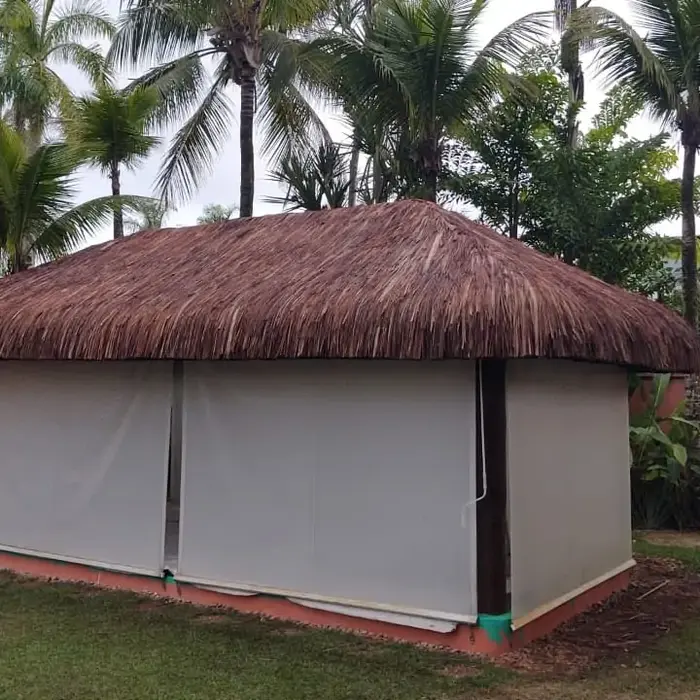 Quiosque com forro de piaçava para área de lazer e eventos